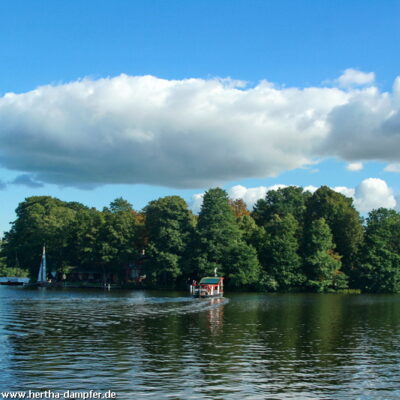 Fotowolken und strahlend blauer Himmel über der Seenkette